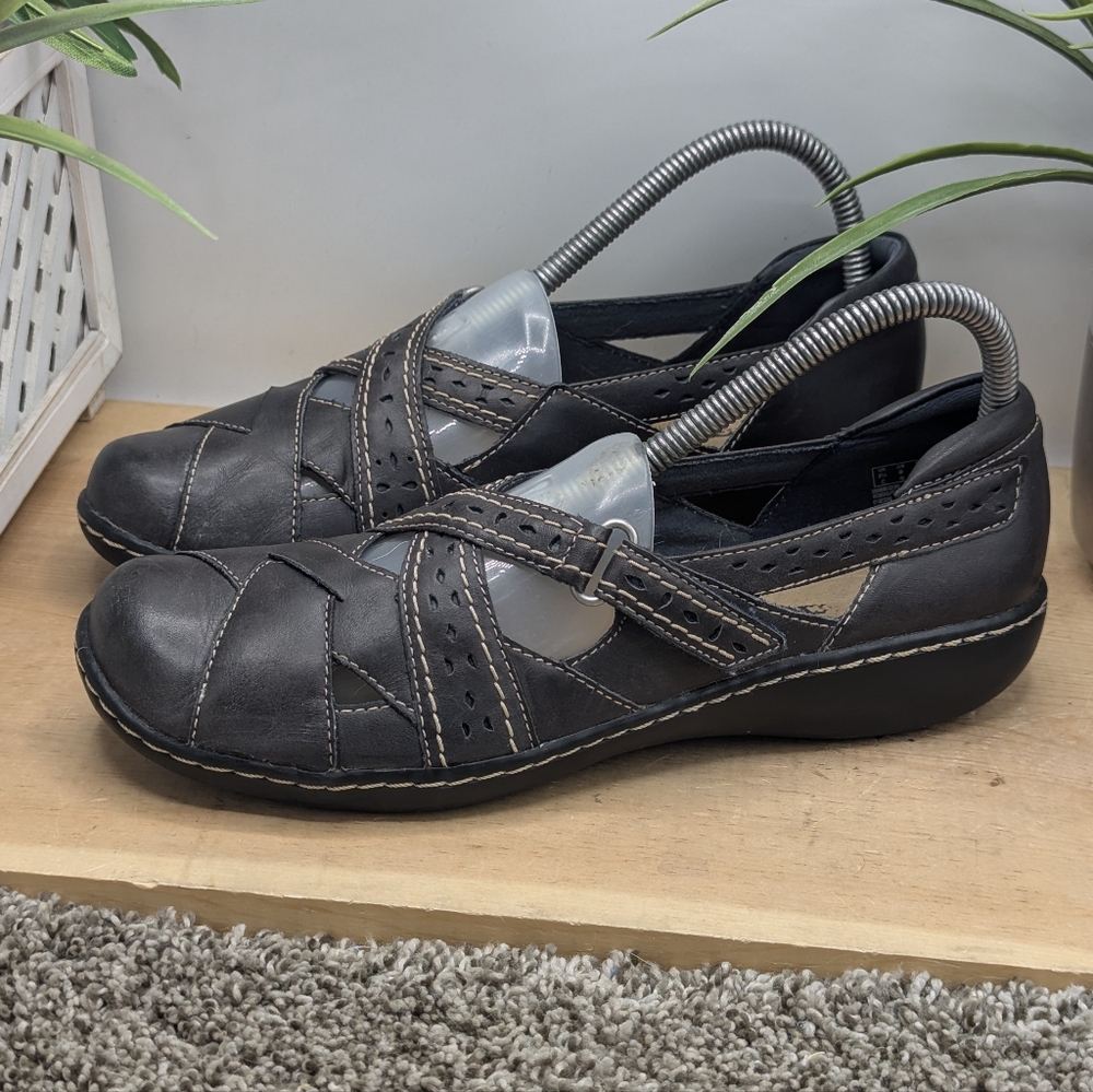 Clarks Bendables Women's Size  8N Leather Strap Casual Dress Walking Shoes